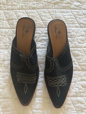 Patricia Nash Black Women's Slip-On Mules with Contrast Stitching